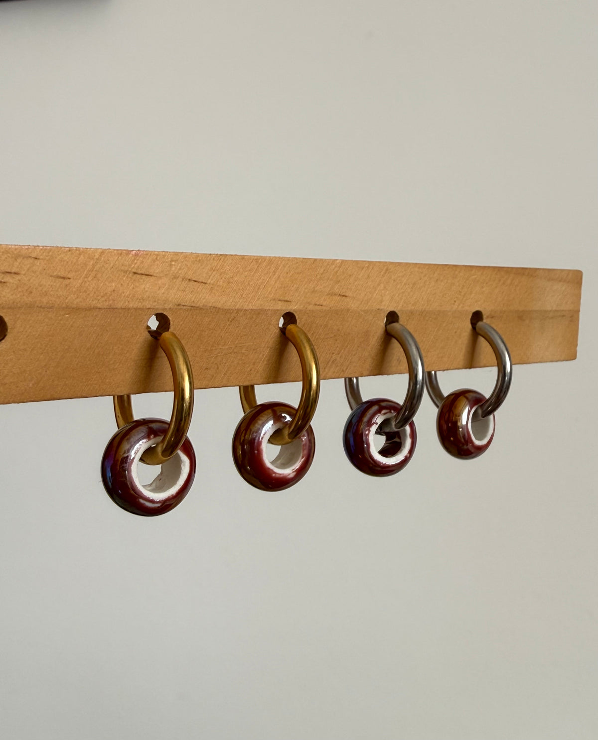 Pendientes cerámicos burdeos