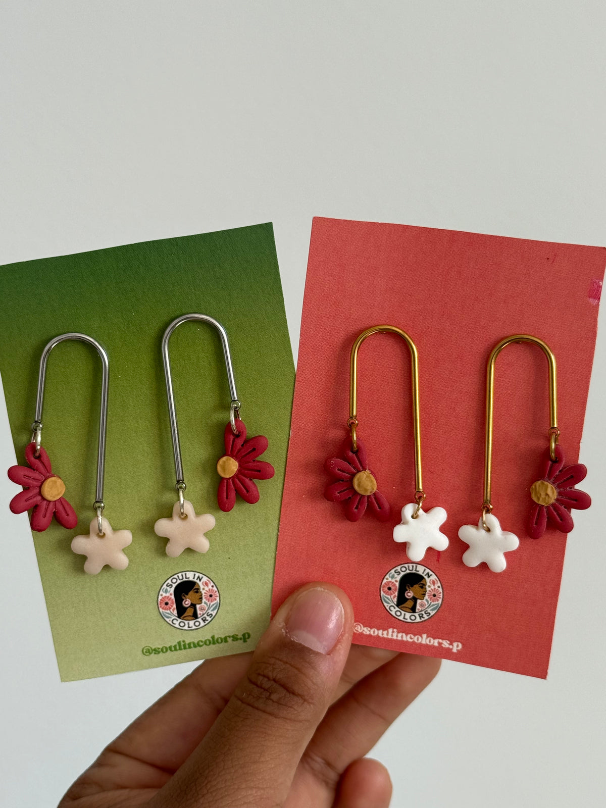 Pendientes arco de flores rojo
