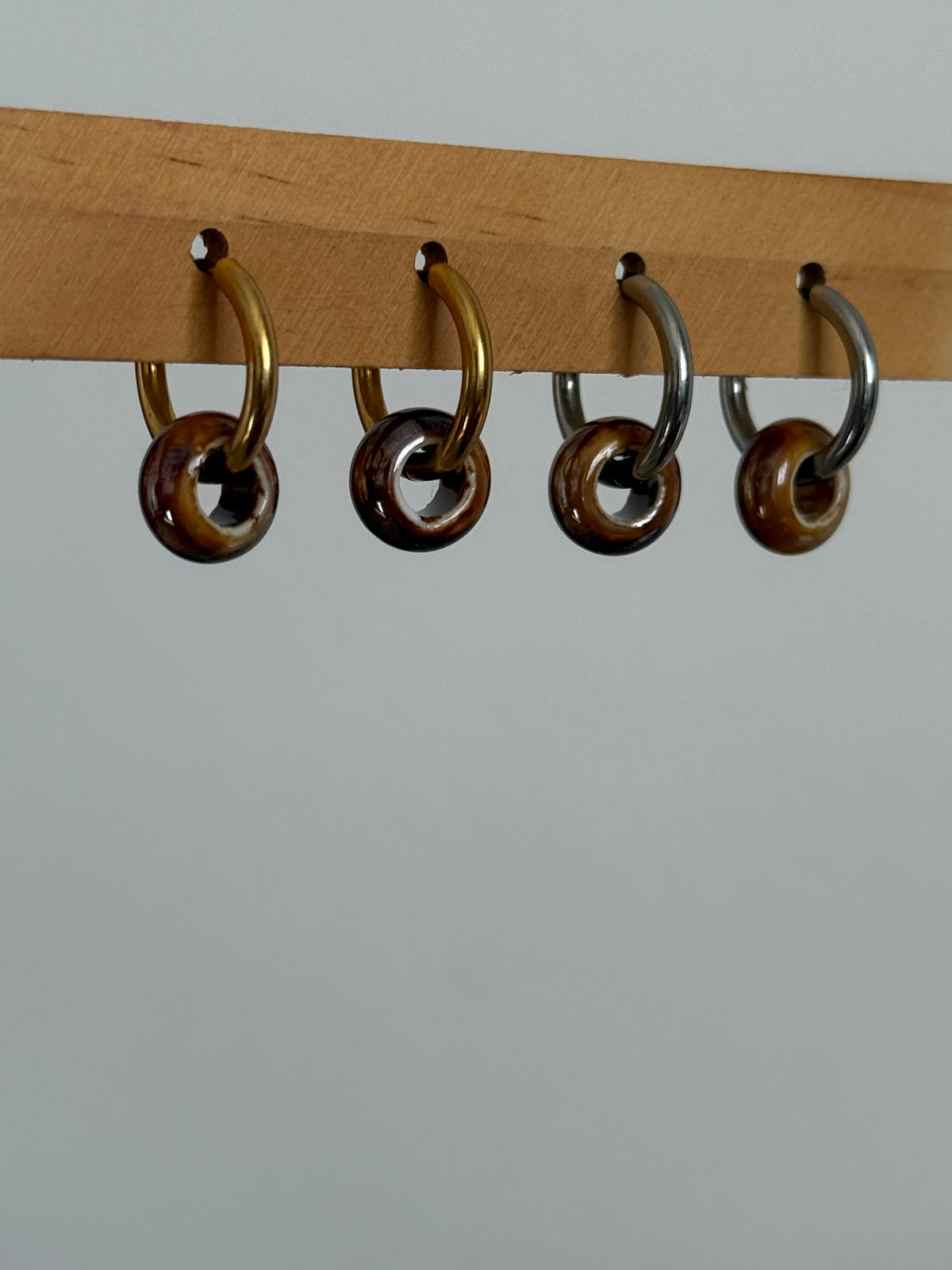 Pendientes cerámicos marrones