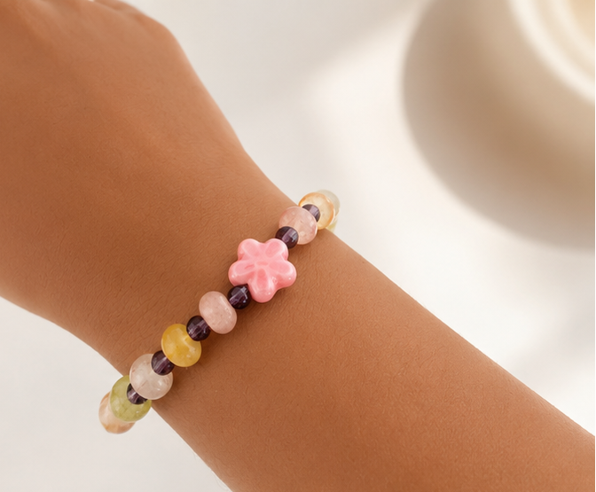 Pulsera rosa con flor de cerámica