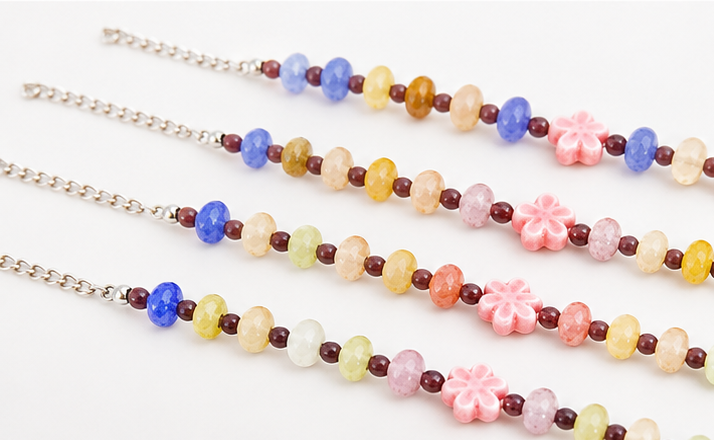Pulsera rosa con flor de cerámica